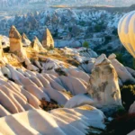 un globo sobrevolando el paisaje de Capadocia en Turquía