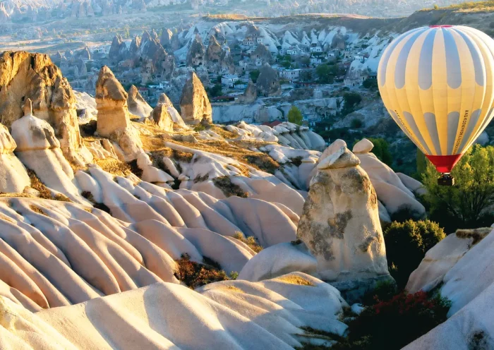 un globo sobrevolando el paisaje de Capadocia en Turquía