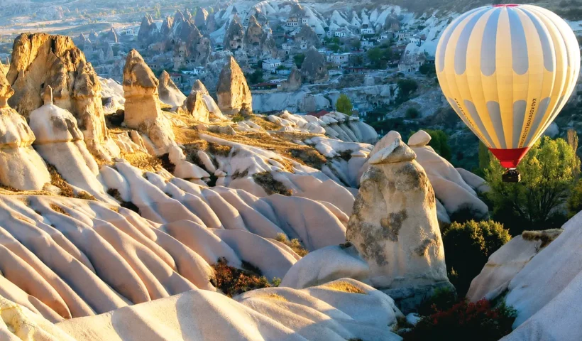 un globo sobrevolando el paisaje de Capadocia en Turquía