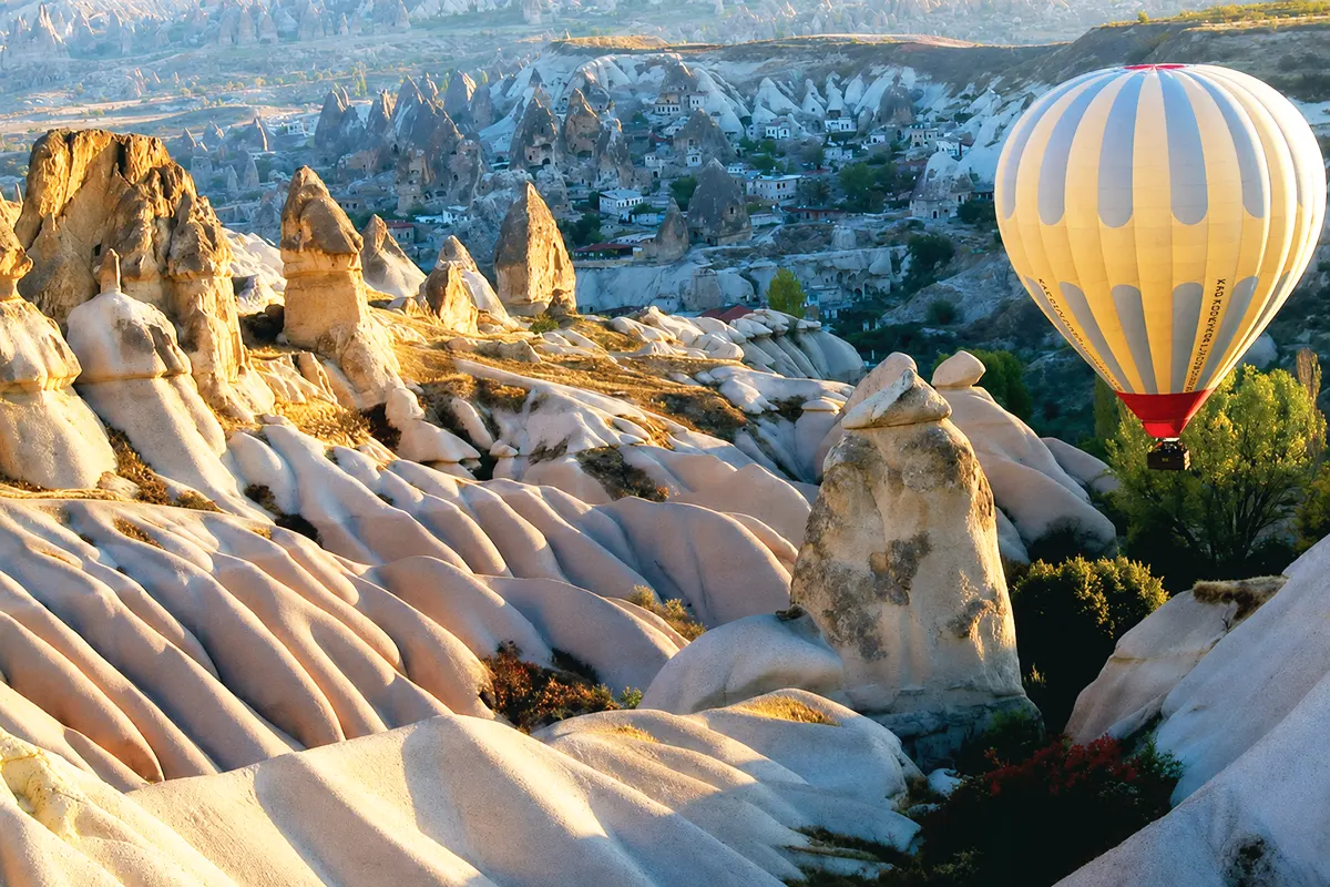 un globo sobrevolando el paisaje de Capadocia en Turquía