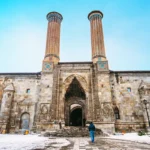 una antigua mezquita rodeada de nieve en Erzurum