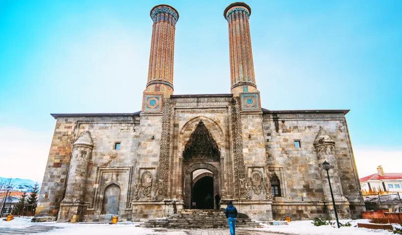 una antigua mezquita rodeada de nieve en Erzurum