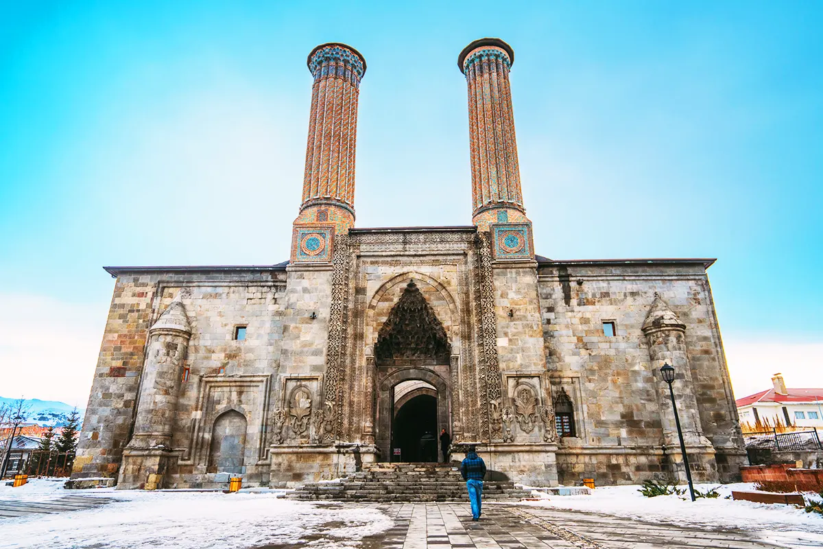 una antigua mezquita rodeada de nieve en Erzurum