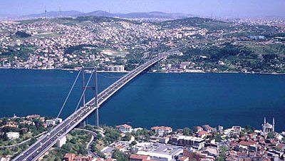 Estambul (Istanbul), vista aérea del puente sobre el Estrecho del Bósforo