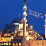 mezquita iluminada en Estambul durante el Ramadán