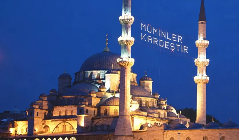 mezquita iluminada en Estambul durante el Ramadán
