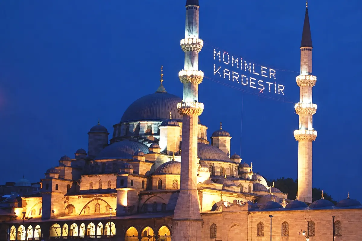 mezquita iluminada en Estambul durante el Ramadán