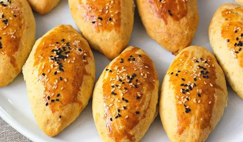 poğaça (pan de sésamo relleno)