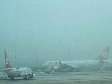 aeropuerto con niebla