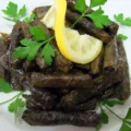 hojas de parra rellenas de arroz (sarma)