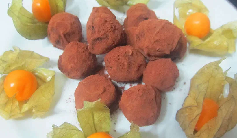 presentación de postre de trufas crujientes con physalis