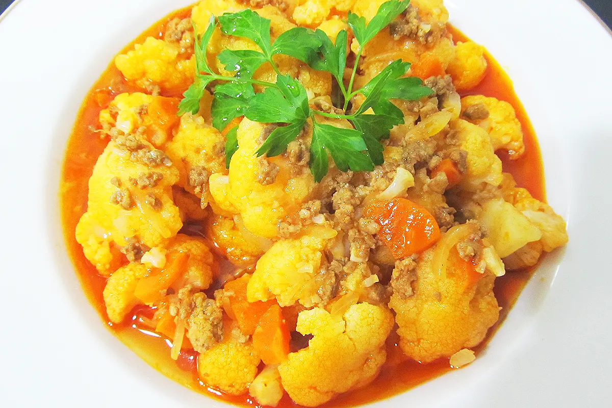 un plato de kıymalı karnabahar (coliflor con carne picada)