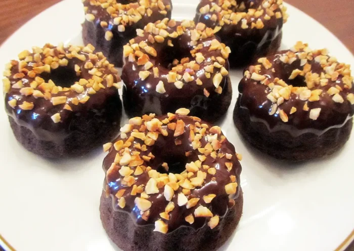 postre de mini bizcochos de Savarín cubiertos con chocolate y almendras