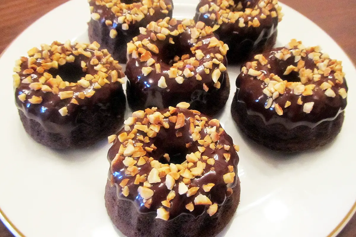 postre de mini bizcochos de Savarín cubiertos con chocolate y almendras