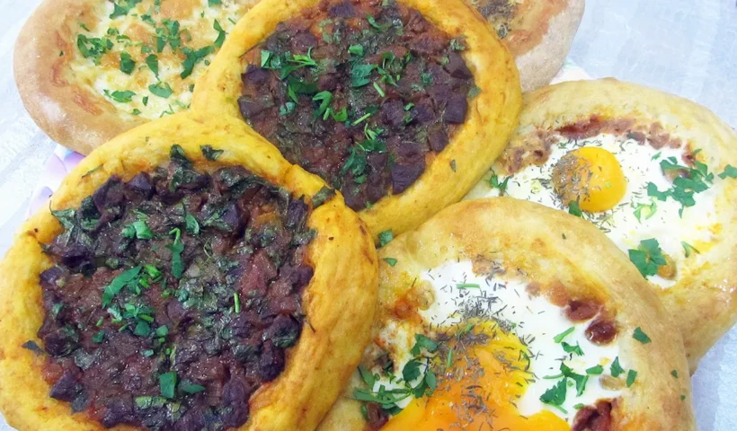 un plato con varias tortas redondas rellenas, que representa la receta de Bursa cantık