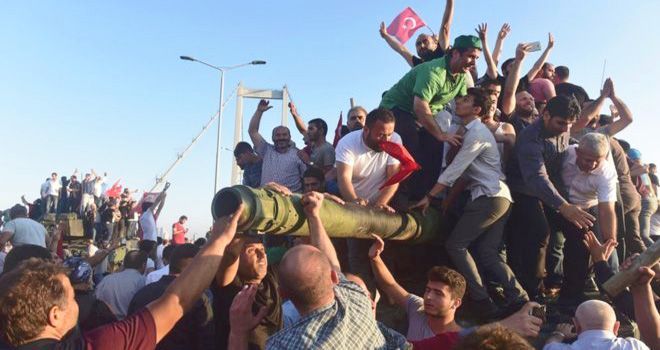 fracaso del golpe de Estado, ciudadanos en Estambul toman el puente del Bósforo