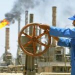operario trabajando en una refinería de petróleo