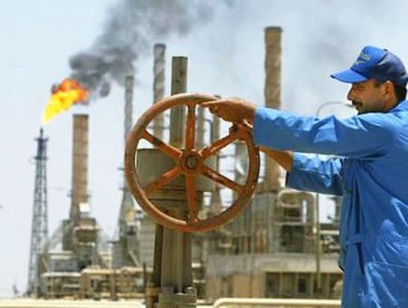 operario trabajando en una refinería de petróleo