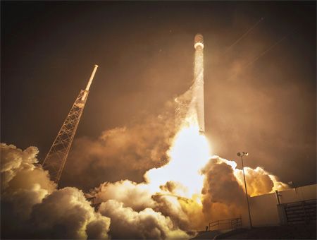 espacio, lanzamiento del Falcon 9 por SpaceX