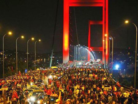 Estambul, manifestación en el Puente del Bósforo