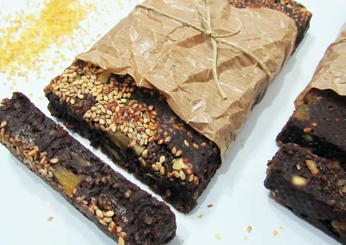 una barra partida de turrón de chocolate con bulgur