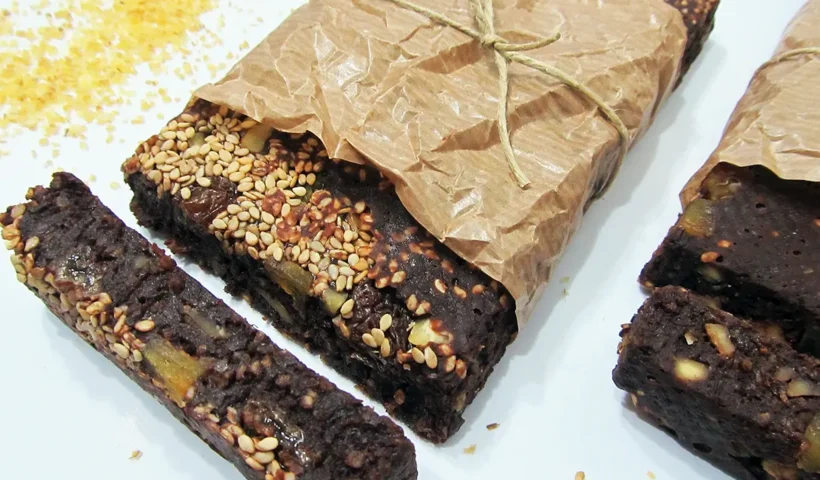 una barra partida de turrón de chocolate con bulgur
