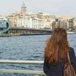 Estambul, mujer en el puente Galata mirando el Bósforo