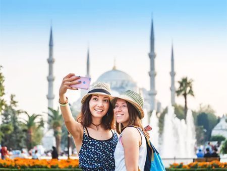Istanbul tourism: tourists in Sultanahmet