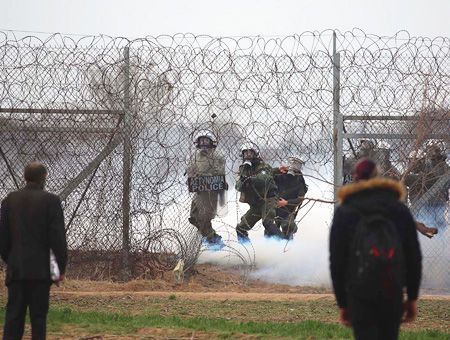 Policemen in Greece expels refugees from the frontier