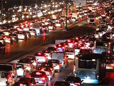Vehicules stuck in traffic in Istanbul