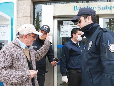 Turkey, police explains elderly about coronavirus
