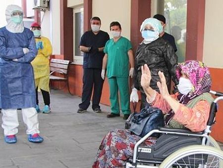 Antalya, mother leaves hospital after battling with coronavirus