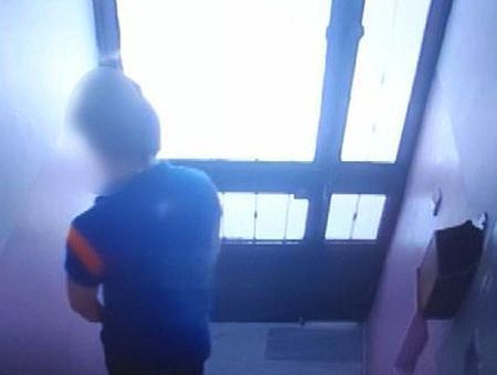 Istanbul, deliveryman urinating