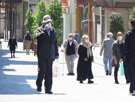 Istanbul, elderly walk amidst coronavirus