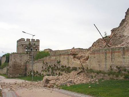 Istanbul, collapse in the historical walls