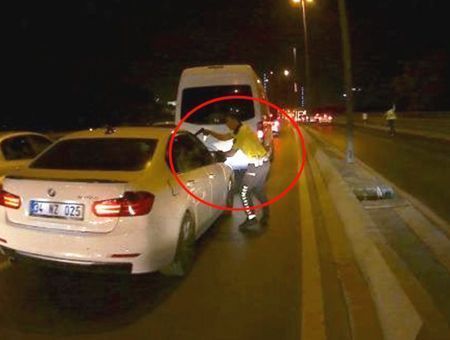 Istanbul, police chase with shooting