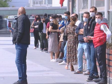 Istanbul, queues at a shopping mall amidst pandemic