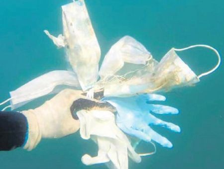 Istanbul, contamination in Bosphorus by maks and gloves