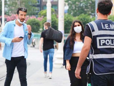 Istanbul, fines for not using masks in street