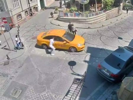 Istanbul, taxi flees with stolen mobile