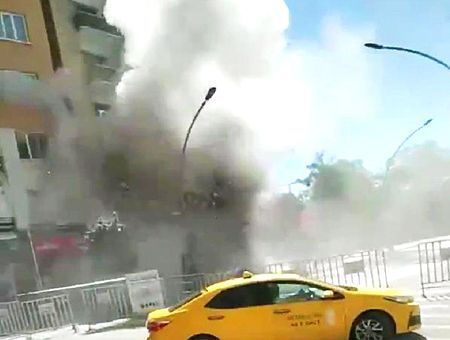 Turkey, video shows how building collapses