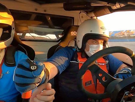 Istanbul, minister practises F1 with a car