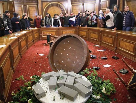 Armenia, assault to parliament in Yerevan