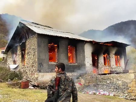 Caucasus, Armenians set houses on fire in Karabakh