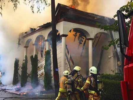 Istanbul, fire in the Vaniköy Mosque