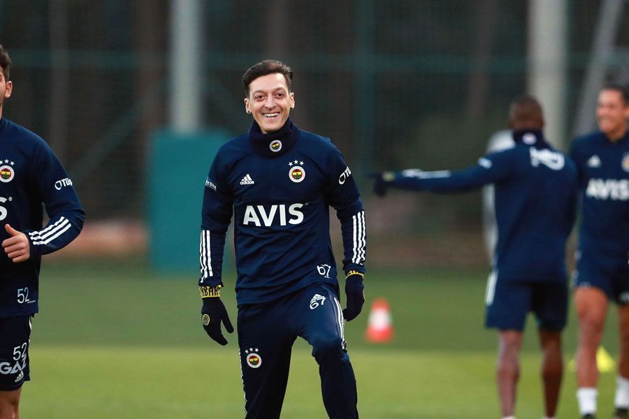 Fenerbahçe, Mesut Özil training