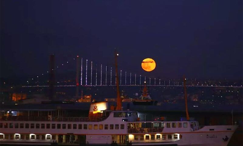 Istanbul, full Moon