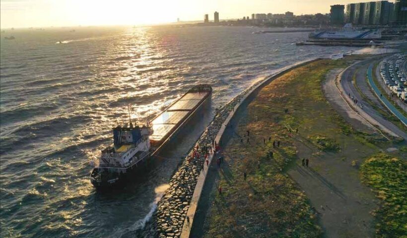 Istanbul, ship runs aground