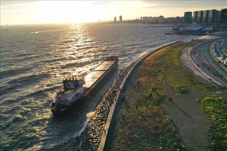 Istanbul, ship runs aground