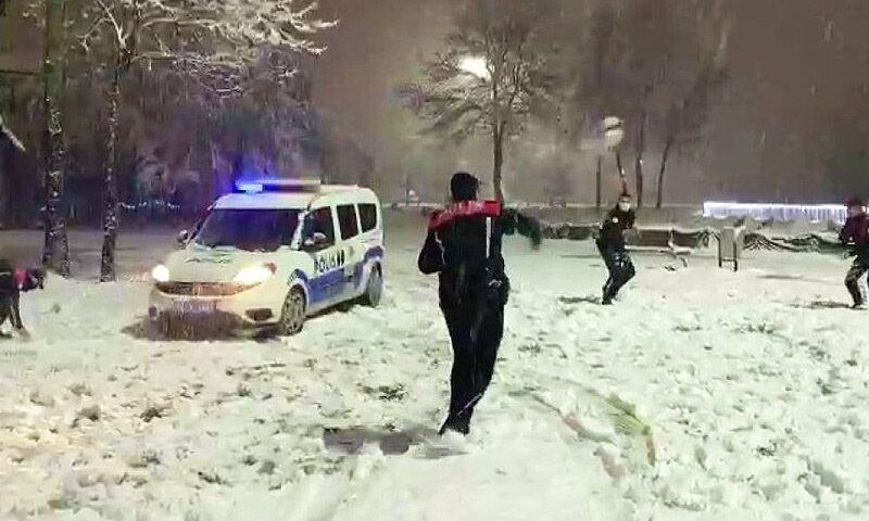 Turkey, police enjoy snow